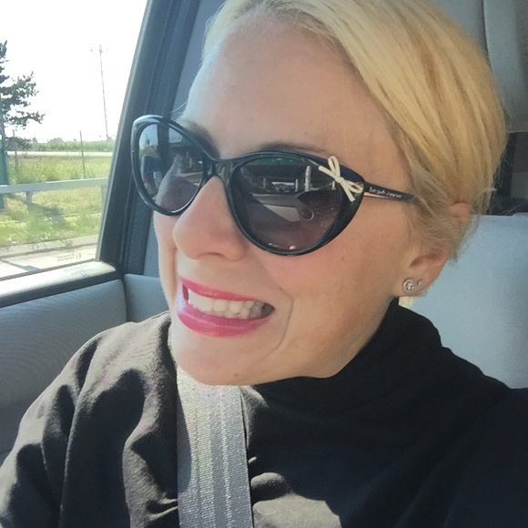 MEET YOUR POSHER, Meredith - Picture 2 of 2